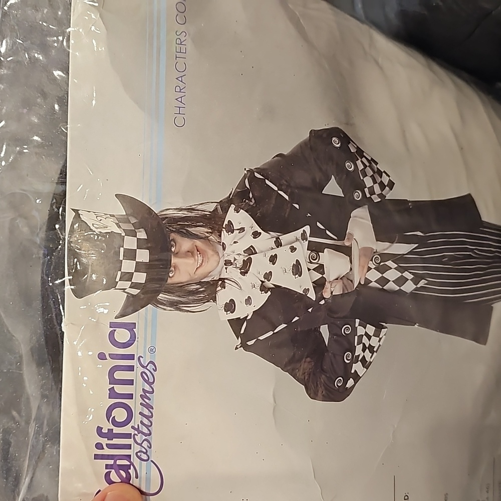 Costumes (x2) Mad Hatter and Queen of Hearts   for Daddy (XL) and Daughter (6-8)